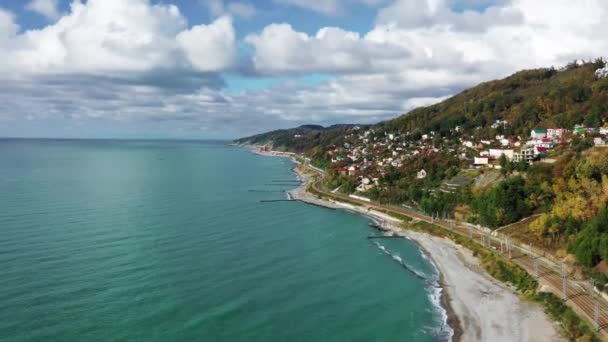 SOCHI, Russia. Treno elettrico Giro a rondine lungo la costa del Mar Nero. Fotografia aerea . — Video Stock