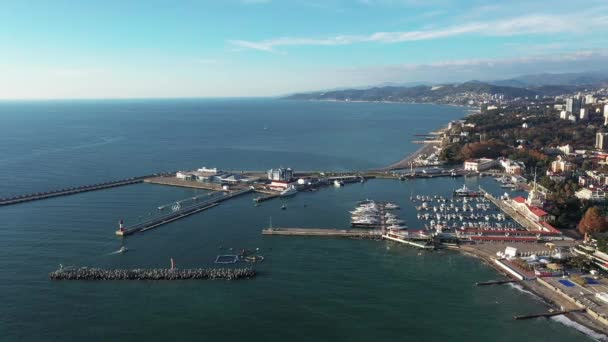 Kilátás nyílik a Fekete-tenger partján. Tengeri kikötő Sochi. Légi felmérés. — Stock videók