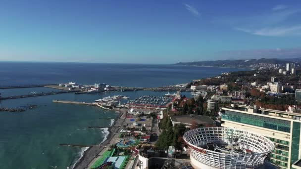 Sochi. Ryssland - 07 November 2018. Flygfoto över Sotji. Seaport i centrum. — Stockvideo