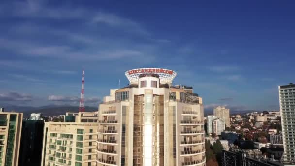 Sochi. Oroszország - November 07-én 2018-ban. Pharoszi világítótorony lakóház. Légi felmérés — Stock videók