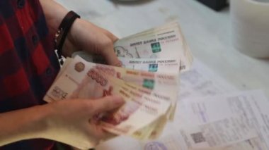 Para. Beş bin ruble. Bin ruble. Eller