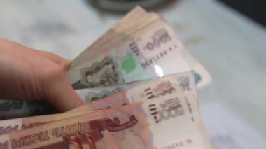 Para. Beş bin ruble. Bin ruble. Eller