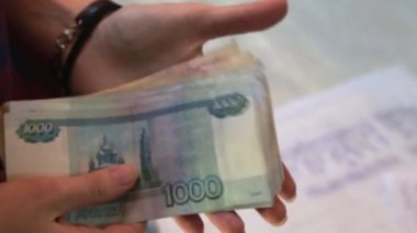 Para. Beş bin ruble. Bin ruble. Eller