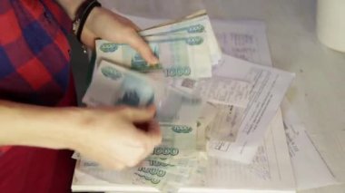 Para. Beş bin ruble. Bin ruble. Eller