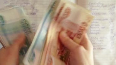 Para. Beş bin ruble. Bin ruble. Eller