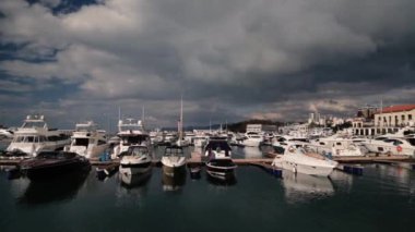 Soçi, Rusya, 26 Kasım 2018 - ticari deniz liman içinde Karadeniz liman gün batımında Lüks Yatlar, motor ve Yelkenli tekneler,.