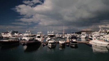 Soçi, Rusya, 26 Kasım 2018 - ticari deniz liman içinde Karadeniz liman gün batımında Lüks Yatlar, motor ve Yelkenli tekneler,.