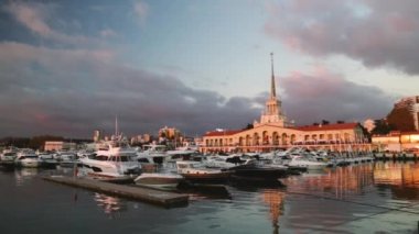 Soçi, Rusya, 26 Kasım 2018 - ticari deniz liman içinde Karadeniz liman gün batımında Lüks Yatlar, motor ve Yelkenli tekneler,.