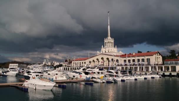 Sochi Ryssland November 2018 Kommersiella Havsporten Lyxbåtar Motor Och Segelbåtar — Stockvideo