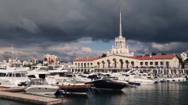 Sochi Ryssland November 2018 Kommersiella Havsporten Lyxbåtar Motor Och Segelbåtar — Stockvideo