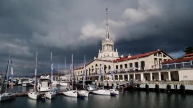 Soçi, Rusya, 26 Kasım 2018 - ticari deniz liman içinde Karadeniz liman gün batımında Lüks Yatlar, motor ve Yelkenli tekneler,.