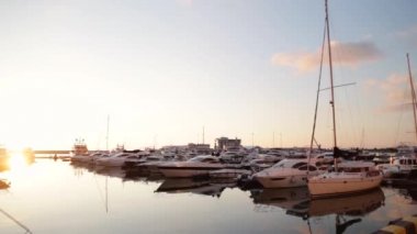 Günbatımı denize. Karadeniz şehir Sochi. Liman.