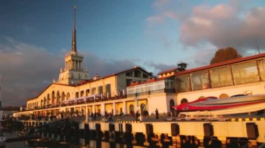 Soçi, Rusya, 26 Kasım 2018 - ticari deniz liman içinde Karadeniz liman gün batımında Lüks Yatlar, motor ve Yelkenli tekneler,.