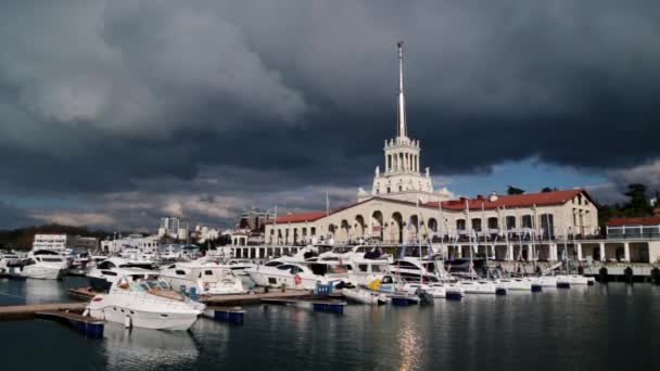 ロシア 2018 贅沢なヨット モーターおよび航行ボートの商業の港で夕暮れ時の黒海の港 — ストック動画