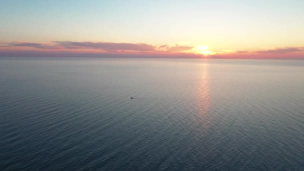 Sonnenuntergang über dem Meer. Jacht auf dem Wasser. — Stockvideo