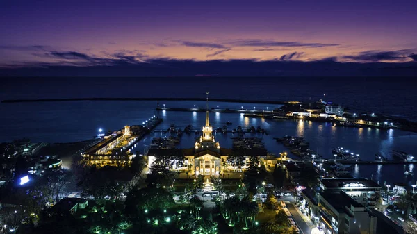 Rusya, Sochi - 26 Kasım 2018 Sochi Limanı akşam günbatımında. Renkli arka ışık. Hava anket. Sochi şehir beldesi. Tatil beldesinde kal. Gece yürüyüş. Şehir cazibe. Yat ve tekne liman.