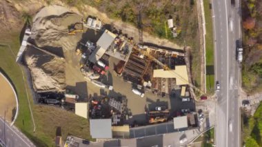 İnşaatı işi. Kule vinç. Çimento Fabrikası. Kamyonları beton taşırlar. Hava anket. Timelapse.