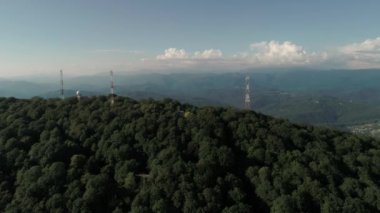 Sochi akhun dağ. Orman ve dağlar üzerinde quadcopter uçuş. Ufukta Krasnaya Polyana dağlarında. Mavi gökyüzü bulutlu. Hava anket.