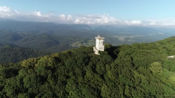 Zboară cvadrocopterul spre turnul Akhun. Pădure verde, cer albastru. Atracția turistică din Sochi. Sondaj aerian . — Videoclip de stoc