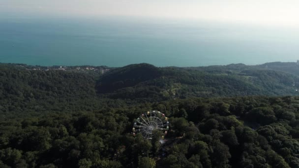 Het reuzenrad op de top van de berg Akhun. Uitzicht op zee. strand, Sotsji, Adler. Luchtfoto enquête. Toeristische attractie. — Stockvideo