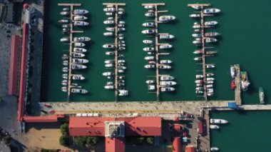 Ticari deniz Sochi bağlantı noktası. Hava fotoğrafçılığı quadrocopter ile. Hyperlapse. Yatlar, deniz, insanlar, arabalar hareket. Bulutlar binanın üzerinden uçuyor. Sochi şehir Simgesel Yapı.