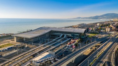 Sochi, Rusya Federasyonu - 14 Ekim. 2018. Adler Tren İstasyonu. Işık Denizi üzerinden akşam. Hava fotoğrafçılığı quadrocopter ile. Yolda trafik arabalar. Sochi resort kasaba.