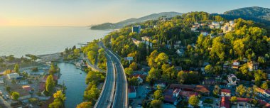 Panoramik deniz, yol, dağlar. Akşam ışığı. Günbatımı denize. Hava fotoğrafçılığı quadrocopter ile. Rusya'nın Soçi resort.