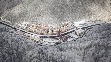 Sochi, Krasnaya Polyana belediye ile saat, Mzımta Nehri, oteller ve restoranlar dinlenme tatil doğada quadrocopter ile hava fotoğrafçılığı dağlarda nehrinde Rosa Khutor tatil