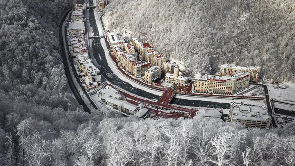 Sochi, Krasnaya Polyana belediye ile saat, Mzımta Nehri, oteller ve restoranlar dinlenme tatil doğada quadrocopter ile hava fotoğrafçılığı dağlarda nehrinde Rosa Khutor tatil