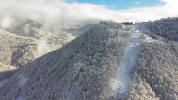 Cabines Voor Kabelbanen Verplaatsen Door Besneeuwde Berghelling Zonnige Winterdag Luchtfoto — Stockvideo