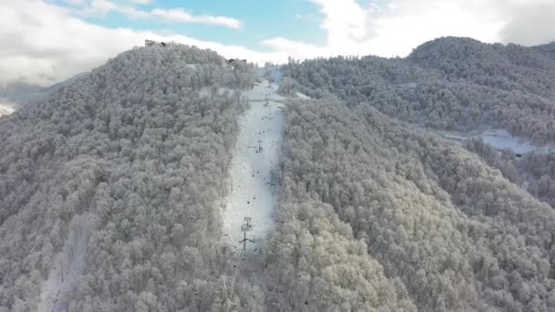 Cabanas Ropeway Movem Pela Inclinação Nevada Montanha Dia Ensolarado Inverno — Vídeo de Stock