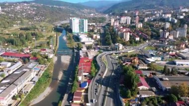 Hava anket. Sochi merkezi panoramik manzaralı. Sochi nehir. Şehir merkezine, tren, Nehri üzerinde köprü. 4k