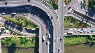 Hava anket. Arabalar çevre yolu üzerinde git. 4 k. kamera bakan aşağı. Araçların hareketi birkaç yönleri. Gerçek zamanlı olarak çekim.