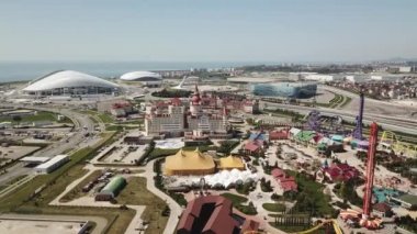 Rusya, Sochi - 08 Ağustos 20178 hava futbol stadyumu Fischt. Kış Olimpiyat Oyunları 2014 için inşa Soçi, Adler, Rusya Federasyonu, Olimpiyat Meşalesi ve Fisht Stadyumu. Stadyum fischt, ana tören alanı