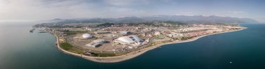 Rusya, Sochi - 15 Ekim 2018: Sochi, Rusya Soçi Olimpiyat ateşi kapta Olympic Park anteni. Sochi Olimpiyat ateşi kase parkta. Orta stella ve stadyum kış oyunları için inşa Fisht