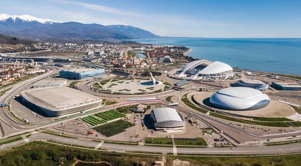 Rusya, Sochi - 20 Ekim 2018: Sochi, Rusya Soçi Olimpiyat ateşi kapta Olympic Park anteni. Sochi Olimpiyat ateşi kase parkta. Orta stella ve stadyum kış oyunları için inşa Fisht