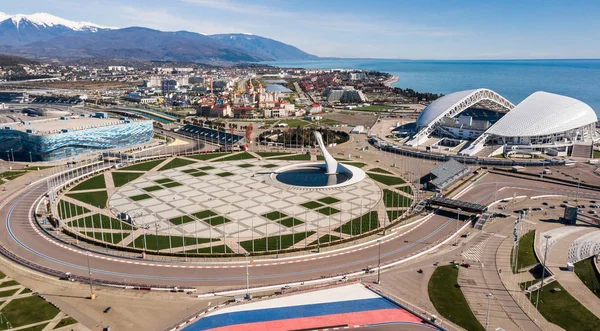 Rusya, Sochi - 20 Ekim 2018: Sochi, Rusya Soçi Olimpiyat ateşi kapta Olympic Park anteni. Sochi Olimpiyat ateşi kase parkta. Orta stella ve stadyum kış oyunları için inşa Fisht