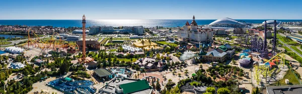 Rusya, Sochi - 27 Temmuz 2018: eğlence parkında otel Bogatyr yanında yaz güneşli gün. Havadan görünümü. Gürültü eylem kamera ile fotoğraf