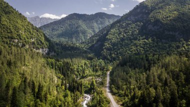 Abhazya Cumhuriyeti Dağı Kuzey Kafkasya'da nehirde ile yeşil iğne yapraklı orman altında havadan görünümü