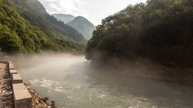 4 k. Aapsta dağ nehir, şelale, Abhazya. Ultra Hd. 3840 x 2160