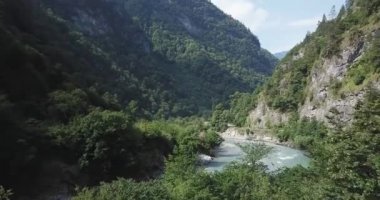 Bir dağ nehir Abhazya'da havadan görünümü.