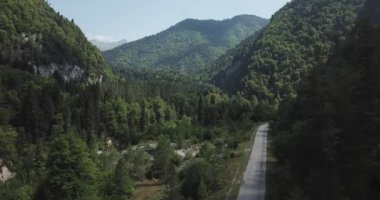 Bir dağ nehir Abhazya'da havadan görünümü.