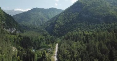 Bir dağ nehir Abhazya'da havadan görünümü.