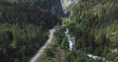 Bir dağ nehir Abhazya'da havadan görünümü.