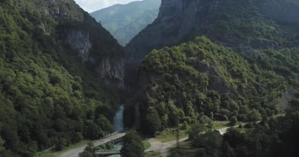 Εναέρια Άποψη Του Ποταμού Στο Βουνό Στην Αμπχαζία — Αρχείο Βίντεο