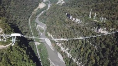 Sochi, Rusya - 20 Kasım 2018: Skypark Aj Hackett Soçi, Sochi Milli Parkı Ahshtyrskaya gorge Mzımta Nehri Vadisi. Kalabalık ziyaretçi en uzun asma köprü yürüyüş akşam