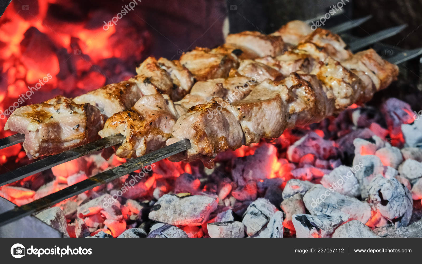 Grill Mit Leckerem Grillfleisch Auf Dem Grill Grillparty Huhnerfleischstucke Die Stockfotografie Lizenzfreie Fotos C Ivanvislov 237057112 Depositphotos