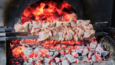 Sığır filetosu Başbakan nadir kızartma izole ızgara domuz fileto çizgiler yavaş hareket ile yaşlı. Şef yağı sağlıksız pişmiş ama çok tatmin edici protein lezzetli burger rahat barında bulanık kavramı kapatın