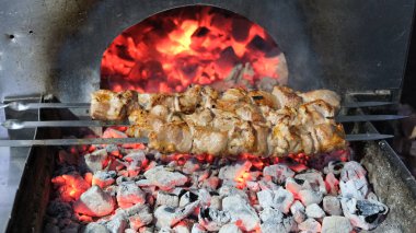 Izgara Bonfile taze sulu Sığır fileto çizgiler yavaş hareket ile Başbakan nadir kızartma yaşlı. Closeup bulanıklık kişi sağlıksız tatmin edici hamburger arkadaşlar piknik partisi için açık havada pişmiş kavramı makro