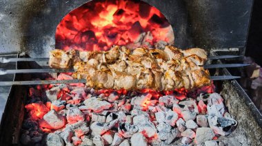 Sulu kebap Barbekü Izgara slowmotion üzerinde yemek pişirir